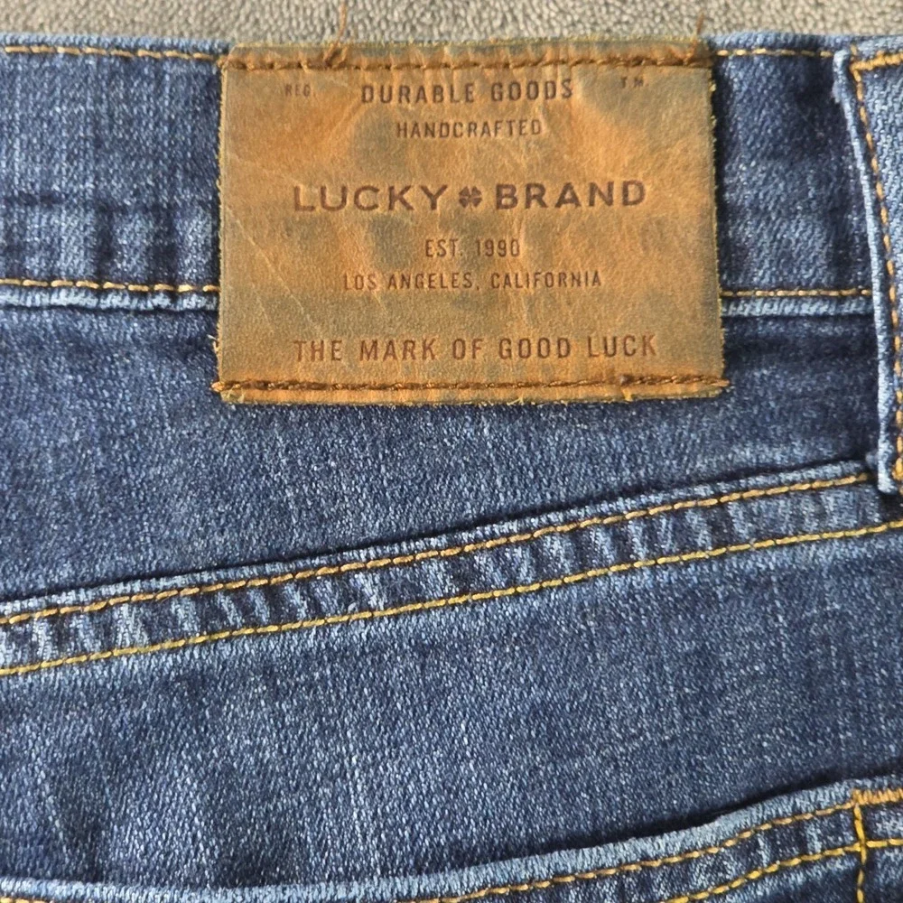 Lucky Brand 221 Straight Blue Jeans Men's Size 33x30 MSR (34×30) Whiskers